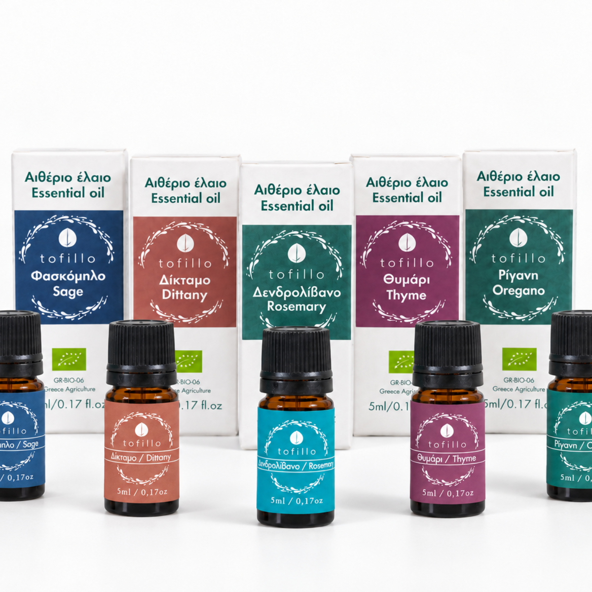 Fünf 5-ml-Glasfläschchen mit ätherischen Ölen und schwarzen Verschlüssen sind vor sechs passenden Produktkartons auf einem sauberen weißen Hintergrund angeordnet. Auf den Etiketten und Kartonseiten sind die Marke tofillo sowie Namen ätherischer Öle wie Salbei, Diptam, Rosmarin, Thymian und Oregano zu sehen.