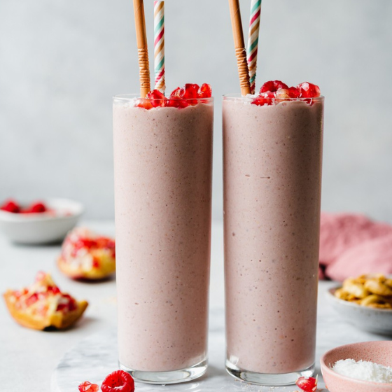 Veganes Hafer- und Buchweizenfrühstück mit Himbeere und Erdnussbutter. The Bio Foods Frühstück.