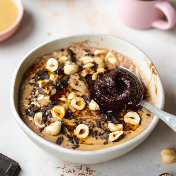 ISWARI organic Super Breakfast mix – oats, cacao, and hazelnuts for a nutritious vegan morning meal.