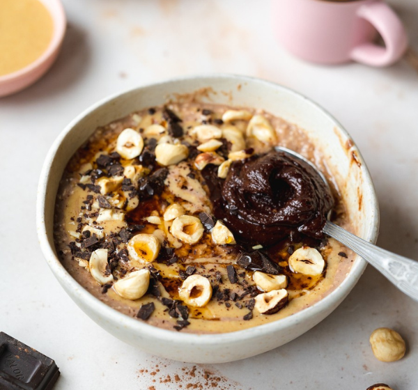 ISWARI organic Super Breakfast mix – oats, cacao, and hazelnuts for a nutritious vegan morning meal.