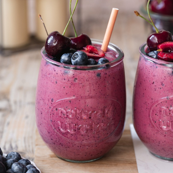 Gesunde Instant-Glutenfreie Smoothie-Mischung – Acai, Banane, Erdbeere, Buchweizen und Leinsamen.