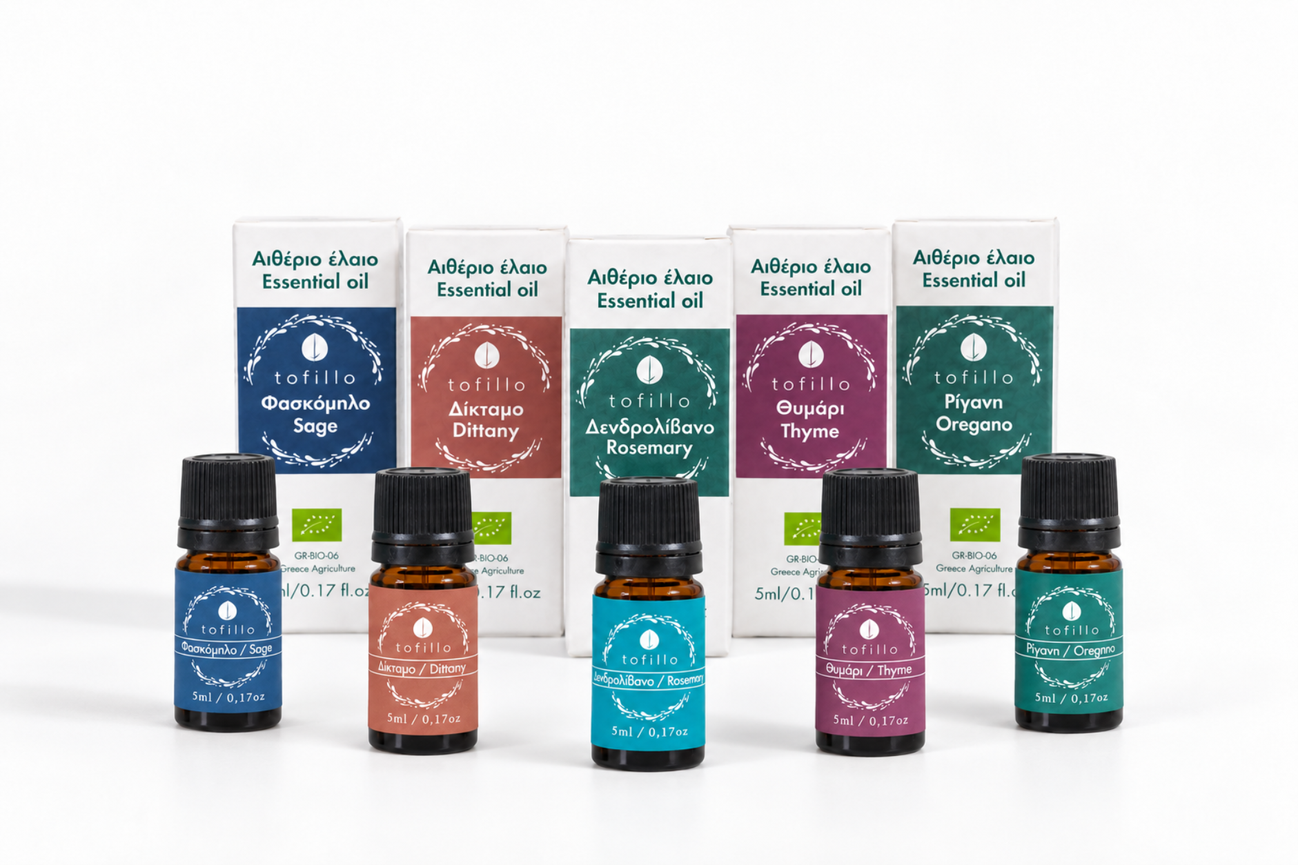 Fünf 5-ml-Glasfläschchen mit ätherischen Ölen und schwarzen Verschlüssen sind vor sechs passenden Produktkartons auf einem sauberen weißen Hintergrund angeordnet. Auf den Etiketten und Kartonseiten sind die Marke tofillo sowie Namen ätherischer Öle wie Salbei, Diptam, Rosmarin, Thymian und Oregano zu sehen.