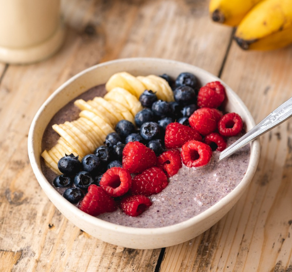 Super Breakfast Awakening Bowl Chocolate Hit – vegan, gluten-free, high-protein instant breakfast with cocoa and seeds.