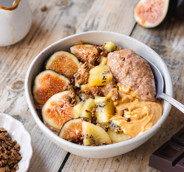 Super Breakfast Awakening Bowl Chocolate Hit – vegan, gluten-free, high-protein instant breakfast with cocoa and seeds. Online The Bio Foods.